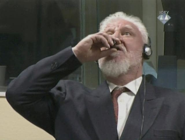 A wartime commander of Bosnian Croat forces, Slobodan Praljak, is seen during a hearing at the UN war crimes tribunal in the Hague, Netherlands, November 29, 2017. (REUTERS) A wartime commander of Bosnian Croat forces, Slobodan Praljak, is seen during a hearing at the UN war crimes tribunal in the Hague, Netherlands, November 29, 2017. (REUTERS)