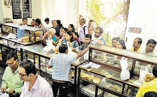Customers line up to buy products from Kayani Bakery. (Ravindra Joshi/HT PHOTO) Customers line up to buy products from Kayani Bakery. (Ravindra Joshi/HT PHOTO)