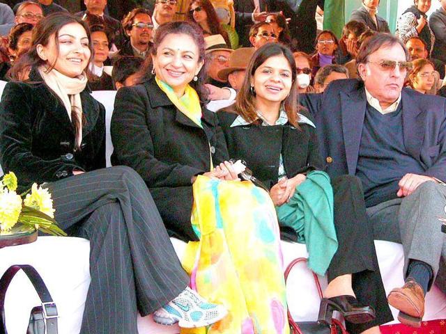 Mansoor and Sharmila with their daughters Soha and Saba. Mansoor and Sharmila with their daughters Soha and Saba.