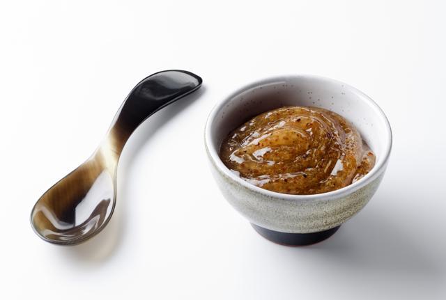 Prepare a lip scrub made with oats flakes and cream, and gently rub it on your lips. Don’t forget to moisturise after exfoliation. (iStockphoto)