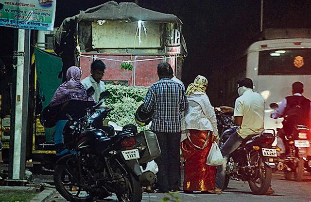 There is no debate that both hawkers and citizens cannot do without each other in the Indian environment. (RAVINDRA JOSHI/HT PHOTO) There is no debate that both hawkers and citizens cannot do without each other in the Indian environment. (RAVINDRA JOSHI/HT PHOTO)