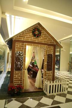 Step inside this 20 feet high gingerbread house at the Oberoi, Gurgaon.