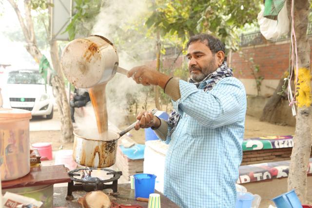 Khan from Khan Tea Stall makes fresh tea for his customers. (Manoj Verma/HT Photo)