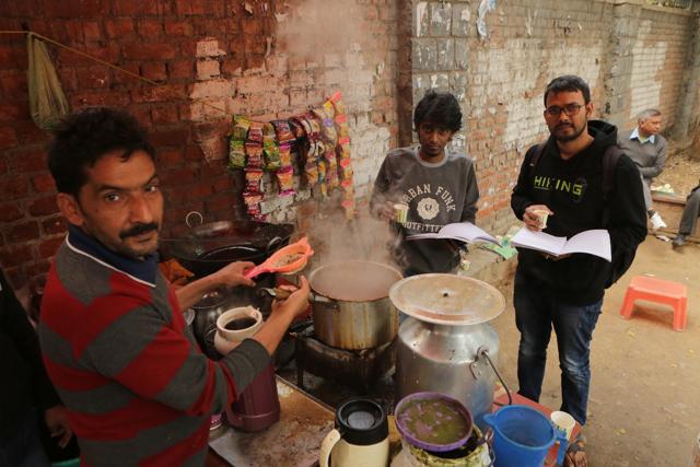 Vishnu bhaiya pours tea for exam goers on a chilly winter morning. (Manoj Verma/HT Photo)