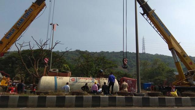 The LPG tanker toppled near Nerul and blocked two lanes. (Bachchan Kumar/HT Photo)