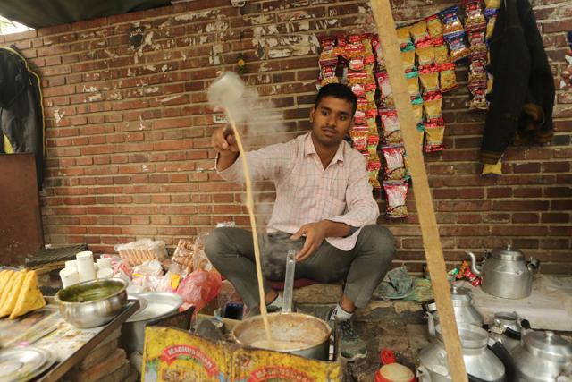 Aashish bhaiya shows some pouring tricks with chai. (Manoj Verma/HT Photo)