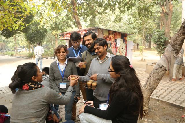Deepu bhaiya serves tea to customers at his stall. (Manoj Verma/HT Photo)