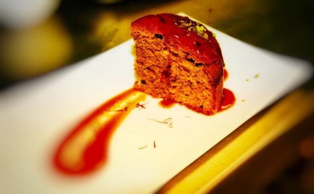 The cake uses a green tea decoction with rum caramel. The cake uses a green tea decoction with rum caramel.