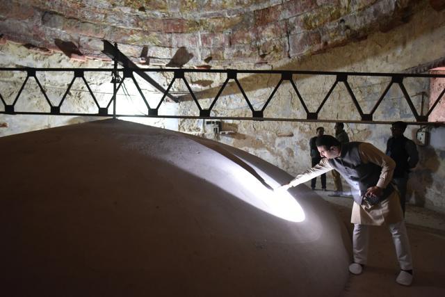 Tariq Bukhari, general secretary of the Jama Masjid advisory council, points to cracks inside the dome. (Sanchit Khanna/HT PHOTO) Tariq Bukhari, general secretary of the Jama Masjid advisory council, points to cracks inside the dome. (Sanchit Khanna/HT PHOTO)