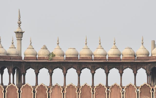 Southern Gate: Broken marble onion domes over the gate. (Sanchit Khanna/HT PHOTO) Southern Gate: Broken marble onion domes over the gate. (Sanchit Khanna/HT PHOTO)
