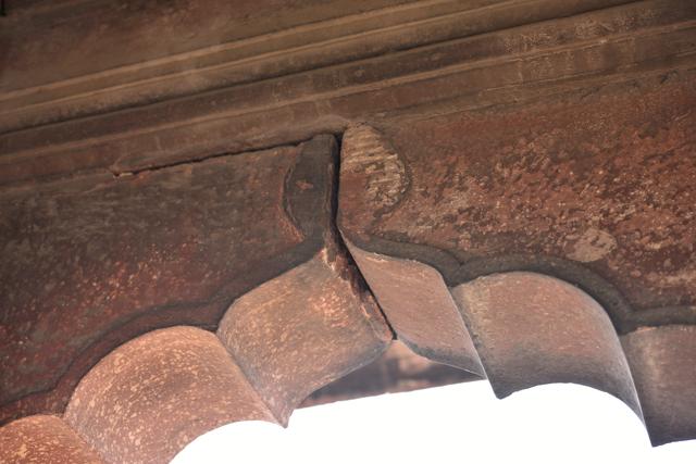 Arches in the main corridor: Cracks in the stones attached together with special plaster. (Sanchit Khanna/HT PHOTO) Arches in the main corridor: Cracks in the stones attached together with special plaster. (Sanchit Khanna/HT PHOTO)