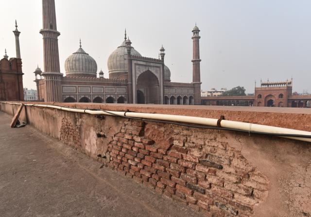 Parapet wall: Layers of plaster have eroded, exposing the Lakhori bricks. (Sanchit Khanna/HT PHOTO) Parapet wall: Layers of plaster have eroded, exposing the Lakhori bricks. (Sanchit Khanna/HT PHOTO)