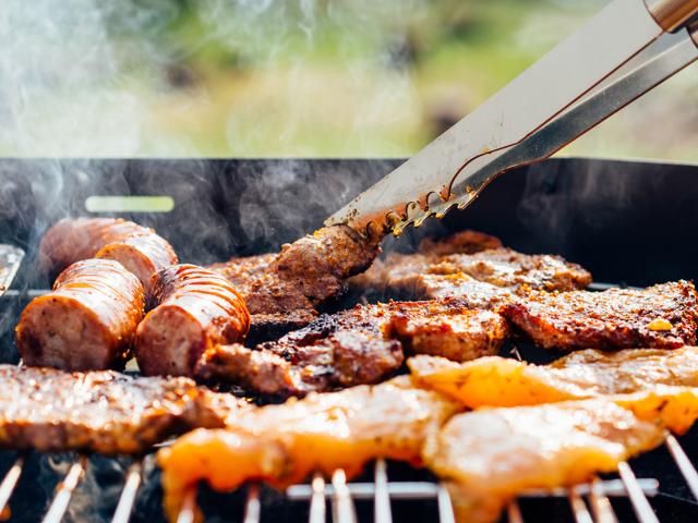 Enjoy a winter barbecue with exotic grills, smoky barbecues, chilled brew and cocktails. (HT Photo) Enjoy a winter barbecue with exotic grills, smoky barbecues, chilled brew and cocktails. (HT Photo)