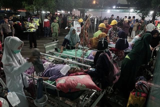 Patients are evacuated to a parking lot outside a damaged hospital after an earthquake hit the city of Banyumas, Central Java, Indonesia, December 16, 2017, in this photo taken by Antara Foto. (Antara Foto/Idhad Zakaria/ via REUTERS) Patients are evacuated to a parking lot outside a damaged hospital after an earthquake hit the city of Banyumas, Central Java, Indonesia, December 16, 2017, in this photo taken by Antara Foto. (Antara Foto/Idhad Zakaria/ via REUTERS)