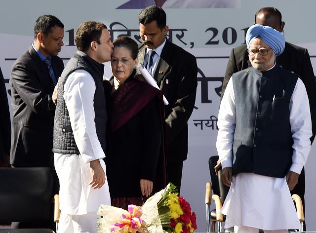 Congress president Rahul Gandhi with Sonia Gandhi and former prime minister Manmohan Singh at the All India Congress Committee (AICC) headquarters in New Delhi. (Arvind Yadav/HT Photo) Congress president Rahul Gandhi with Sonia Gandhi and former prime minister Manmohan Singh at the All India Congress Committee (AICC) headquarters in New Delhi. (Arvind Yadav/HT Photo)