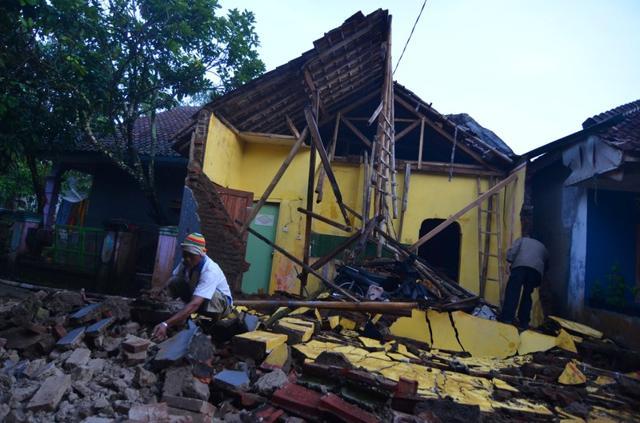 A man cleans up the wreckage of a house damaged by an earthquake in Sumelap Village, Tasikmalaya City, West Java, Indonesia December 16, 2017 in this photo taken by Antara Foto. (Antara Foto/Adeng Bustomi/via REUTERS) A man cleans up the wreckage of a house damaged by an earthquake in Sumelap Village, Tasikmalaya City, West Java, Indonesia December 16, 2017 in this photo taken by Antara Foto. (Antara Foto/Adeng Bustomi/via REUTERS)
