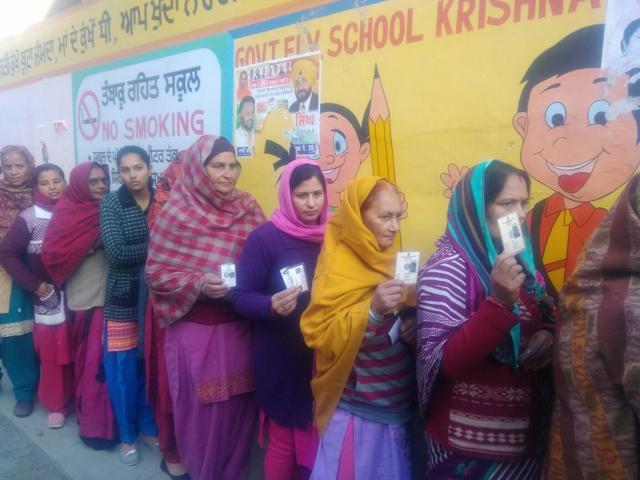 Women wait for their turn to vote in Amritsar on Sunday. (Sameer Sehgal/HT) Women wait for their turn to vote in Amritsar on Sunday. (Sameer Sehgal/HT)