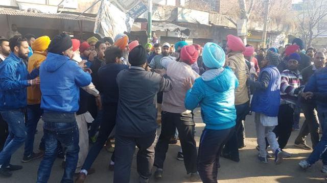 SAD, Congress workers clashed at ward number 14 in Patiala on Sunday. (Bharat Bhushan/HT) SAD, Congress workers clashed at ward number 14 in Patiala on Sunday. (Bharat Bhushan/HT)