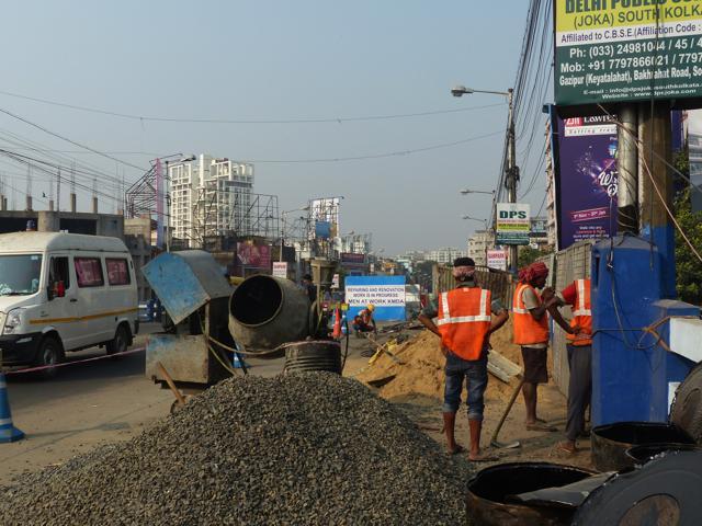 KMDA men working on central portion of Dhakuria bridge. (Tanmay Chatterjee)