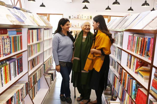 The three Bahrisons women: Mrs Bhag Bahri Malhotra (middle), daughter-in-law Rajni Malhotra (left) and granddaughter Aanchal. (Mayank Austen Soofi / HT)