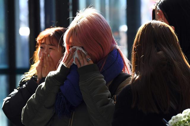 Tearful fans gather to visit the mourning altar for Kim Jong-Hyun, a 27-year-old lead singer of the massively popular K-pop boyband SHINee, at a hospital in Seoul. (AFP) Tearful fans gather to visit the mourning altar for Kim Jong-Hyun, a 27-year-old lead singer of the massively popular K-pop boyband SHINee, at a hospital in Seoul. (AFP)