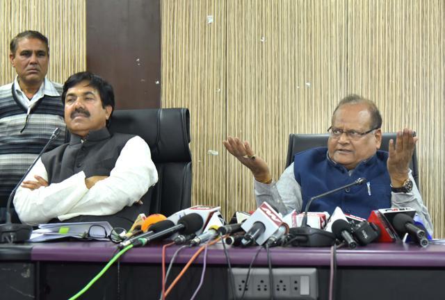 ( L to R ) Transport and PWD minister Yunus khan and health minister Kali Charan Saraf at a press conference on Thursday. (Prabhakar Sharma/HT Photo)