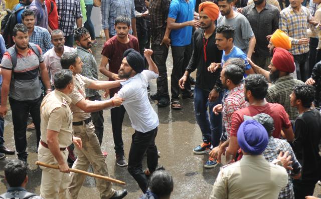 All hell boke loose when cops refused to allow protesting students to meet VC on April 12. All hell boke loose when cops refused to allow protesting students to meet VC on April 12.