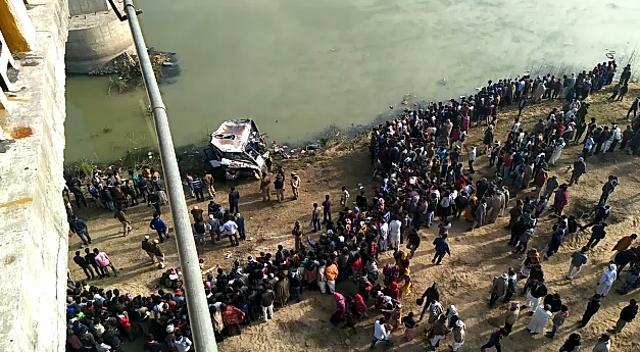Locals gather at the accident site in Rajasthan’s Sawai Madhopur. (HT Photo) Locals gather at the accident site in Rajasthan’s Sawai Madhopur. (HT Photo)