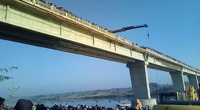 Rescue operation is underway at the accident site in in Malarna Dungar area of Rajasthan’s Sawai Madhopur. (HT Photo) Rescue operation is underway at the accident site in in Malarna Dungar area of Rajasthan’s Sawai Madhopur. (HT Photo)