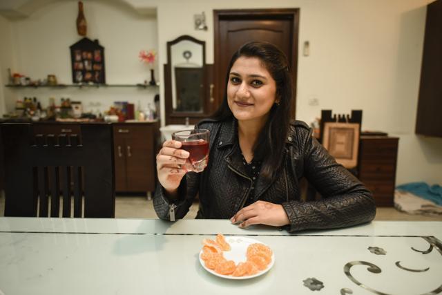 Delhi-based Aastha Chhikara, 28, is a prime example of how crash diets can hurt. She tried several, only to end up with low energy levels caused by lack of nutrition. She has since worked out a healthy diet plan with the help of a nutritionist. (Burhaan Kinu / HT Photo)