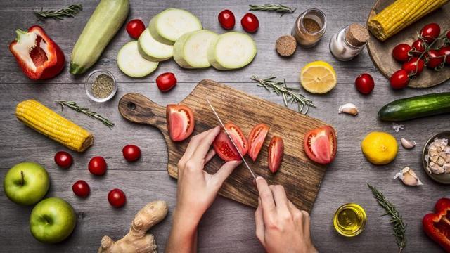 Whole grains, fruits and vegetables, apples, pears, carrot, broccoli, beans and oats are rich in fibre. (Shutterstock) Whole grains, fruits and vegetables, apples, pears, carrot, broccoli, beans and oats are rich in fibre. (Shutterstock)