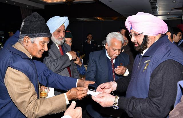 Capt Amarinder Singh interacting with his batchmates. (HT Photo)