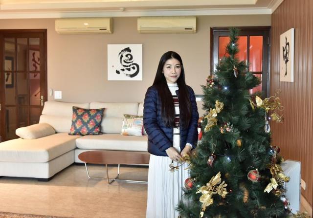 Japanese national Ryoichi Yamamoto along with his wife Nuntika Saengkaew (above) have been residing in Gurgaon for the last three years. (Sanjeev Verma/HT Photo)