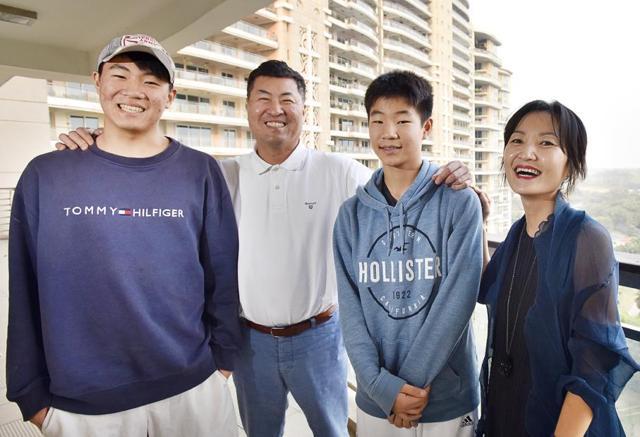 Korean family Jin Ho Park and In A Lee with their sons, Joo Won and Joo Hwan in Gurgaon. (Sanjeev Verma/HT Photo)