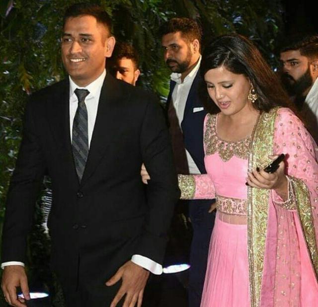 MS Dhoni and wife Sakshi stole the show in Virat Kohli Anushka Sharma’s reeption in Mumbai. (Twitter) MS Dhoni and wife Sakshi stole the show in Virat Kohli Anushka Sharma’s reeption in Mumbai. (Twitter)