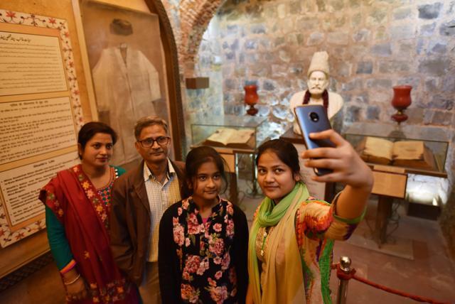 Tourists come, click selfies and go, without realising the importance of the poet. (Sanchit Khanna/HT PHOTO) Tourists come, click selfies and go, without realising the importance of the poet. (Sanchit Khanna/HT PHOTO)