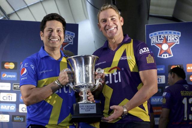 Sachin Tendulkar, left and Shane Warne pose for photographers with the Cricket All Stars Cup during a news conference ahead of the Cricket All Stars three-game series played in Major League Baseball stadiums in New York, Houston and Los Angeles, Thursday, Nov. 5, 2015, in New York. (AP)