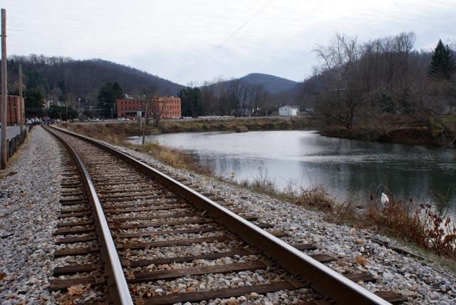 Train tracks run along the river and through a small town in West Virginia’s coal country. (Shutterstock) Train tracks run along the river and through a small town in West Virginia’s coal country. (Shutterstock)