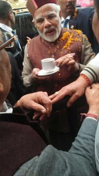 Prime Minister Narendra Modi chats with people over a cup of coffee. (HT Photo)