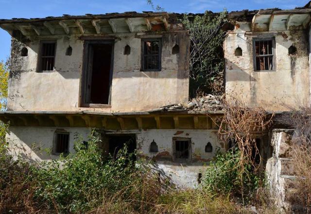 A dilapidated house in Uttarakhand. (Arvind Mopudgil/HT Photo) A dilapidated house in Uttarakhand. (Arvind Mopudgil/HT Photo)