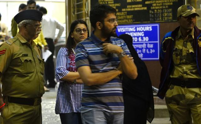 Relatives of the victims anxiously wait outside the hospital. (ANSHUMAN POYREKAR/HT PHOTO) Relatives of the victims anxiously wait outside the hospital. (ANSHUMAN POYREKAR/HT PHOTO)