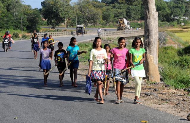Hockey enthusiasts from Hesal village on their way to play a village-level hockey match in Khunti in Jharkhand. (Diwakar Prasad/ HT Photo) Hockey enthusiasts from Hesal village on their way to play a village-level hockey match in Khunti in Jharkhand. (Diwakar Prasad/ HT Photo)