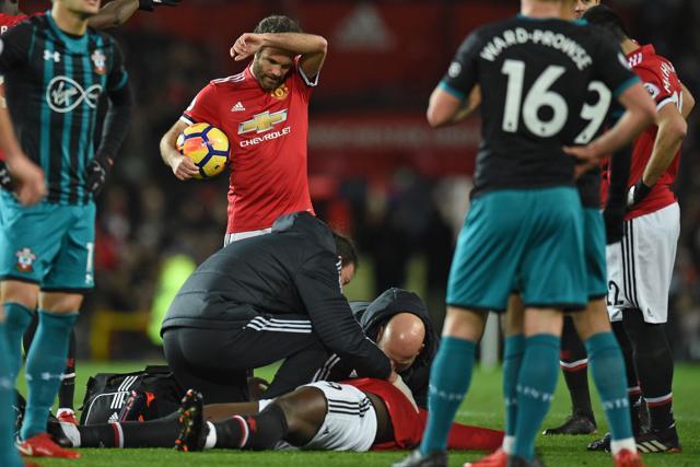 Manchester United striker Romelu Lukaku is treated on the pitch after picking up a head injury. (AFP) Manchester United striker Romelu Lukaku is treated on the pitch after picking up a head injury. (AFP)