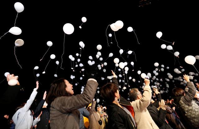 People release balloons as they take part in a New Year countdown event in celebrations to ring in 2018 in Tokyo, Japan January 1, 2018. (REUTERS) People release balloons as they take part in a New Year countdown event in celebrations to ring in 2018 in Tokyo, Japan January 1, 2018. (REUTERS)