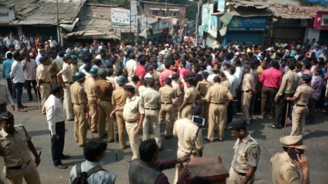 Activists blocked roads in Chembur and Govandi on Tuesday afternoon. (Vijayanand Gupta/HT Photo) Activists blocked roads in Chembur and Govandi on Tuesday afternoon. (Vijayanand Gupta/HT Photo)