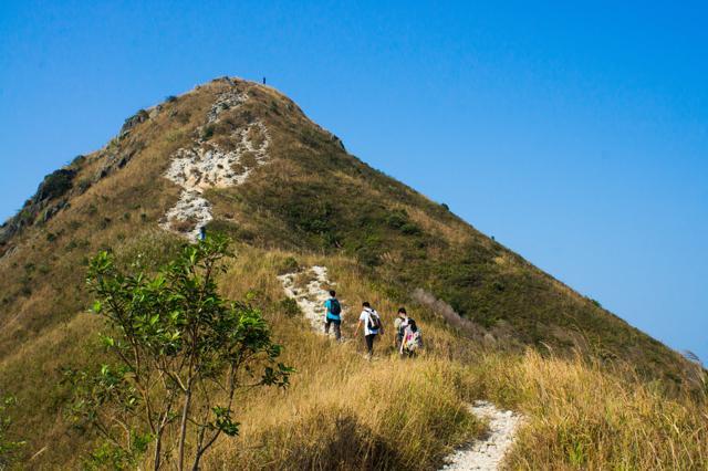 Trekkers on their way to Sai Kung peak. (Shutterstock)