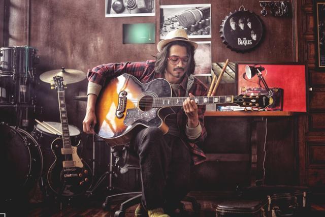 Bhuvan Bam looks up to Bollywood lyricists Gulzar and Amitabh Bhattacharya.