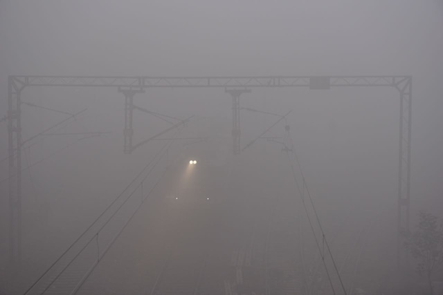 A train leaves the platform at Okhla. (Burhaan Kinu / HT Photo) A train leaves the platform at Okhla. (Burhaan Kinu / HT Photo)