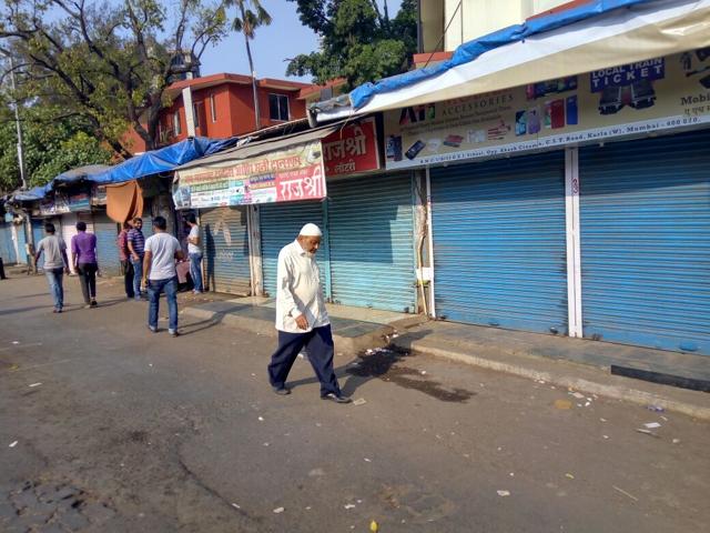 Shops closed near Kurla railway station. (Musab Qazi/HT Photo) Shops closed near Kurla railway station. (Musab Qazi/HT Photo)