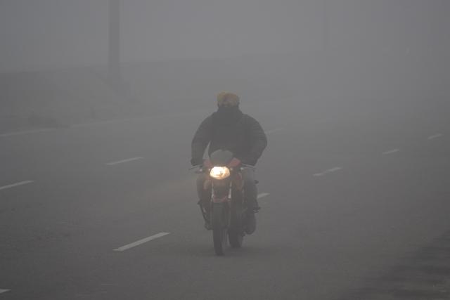 Jalandhar and Kapurthala administration has directed the school authorities to shift the timings of the classes due to decrease in visibility on roads. The minimum temperature recorded in Jalandhar was 7.0°C. (Pardeep Pandit/HT)